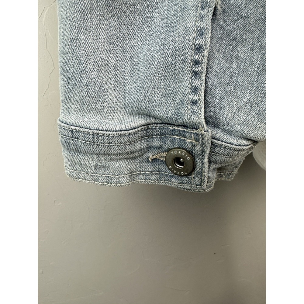 Torrid Denim Jacket Womens 4 Light Wash Frayed Hem Stretch Button Front Plus - Picture 10 of 16